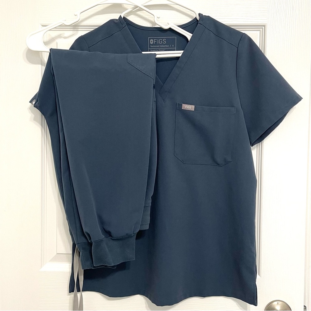 FIGS Small Catarina Top + Small Petite Zamora Jogger (Dark Harbor)